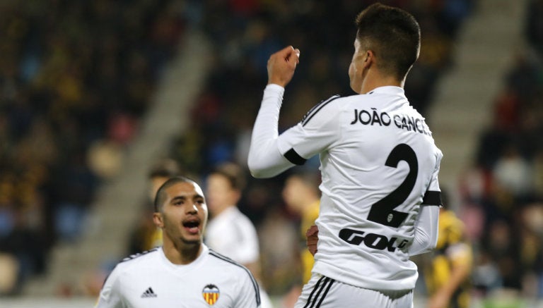 Joao Cancelo festeja un gol con el Valencia