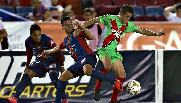 Oscar Uscanga y Eder Borelli, durante el partido de Ida