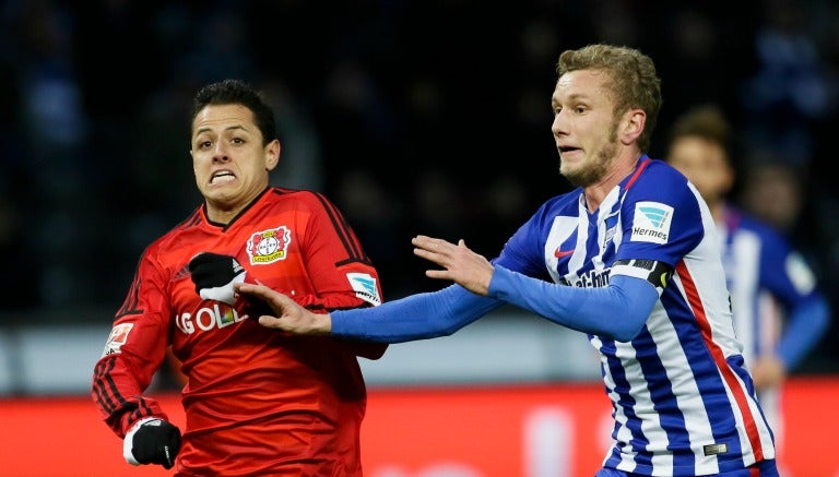 Chicharito forcejea con un defensor del Hertha