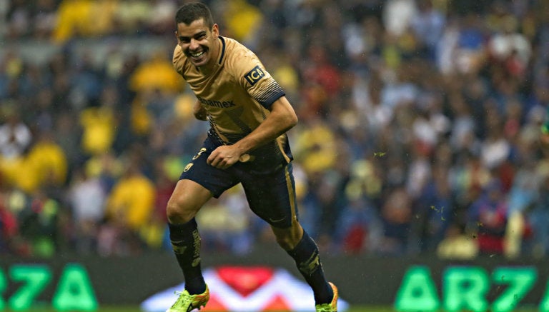 Gerardo Alcoba festeja un gol en el Estadio Azteca