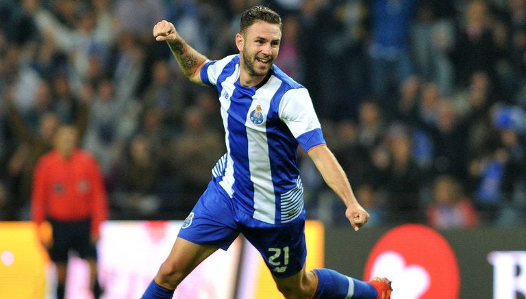 Miguel Layún celebra gol con el Porto