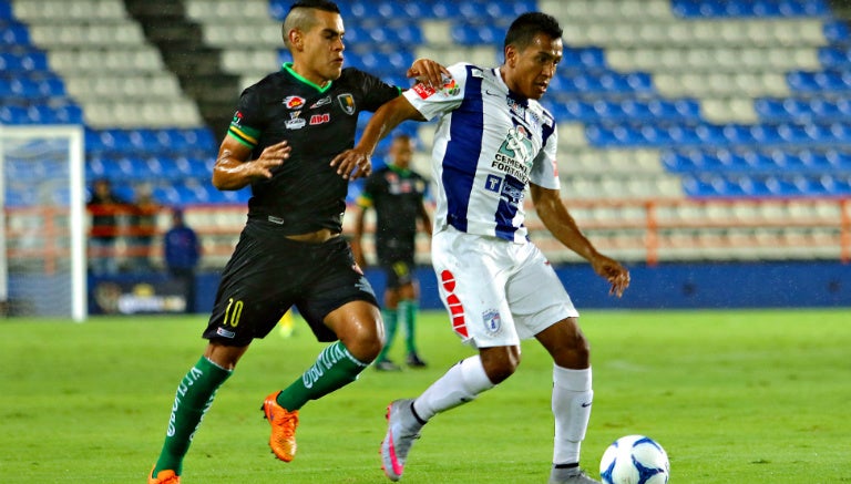 Esparza en partido con Pachuca