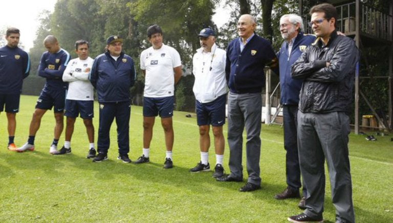 Rector de la UNAM dialogando con los jugadores felinos