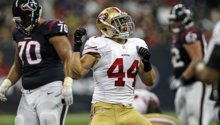 Shayne Skov en un partido con San Francisco