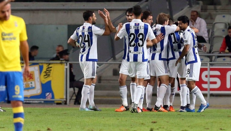 Los jugadores de la Real Sociedad festejan un gol