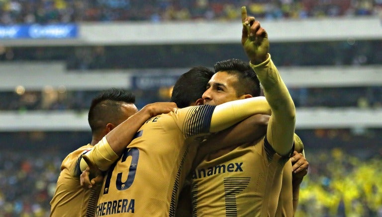 Jugadores de Pumas festejan un gol