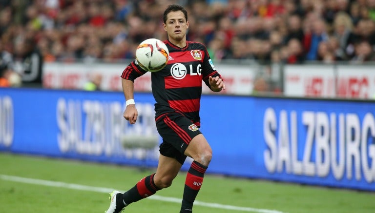 Chicharito en un partido del Leverkusen