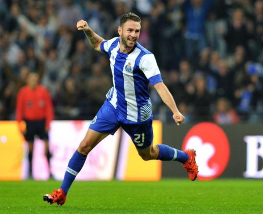 Layún celebra su tanto en el Dragao