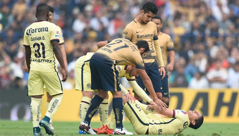 Javier Güémez lesionado en la cancha de CU