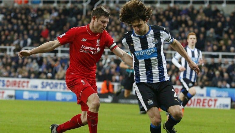 Coloccini y Milner peleando el esférico