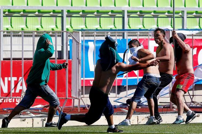 Aficionados del Wandererers y Colo Colo se enfrentan en el terreno de juego 