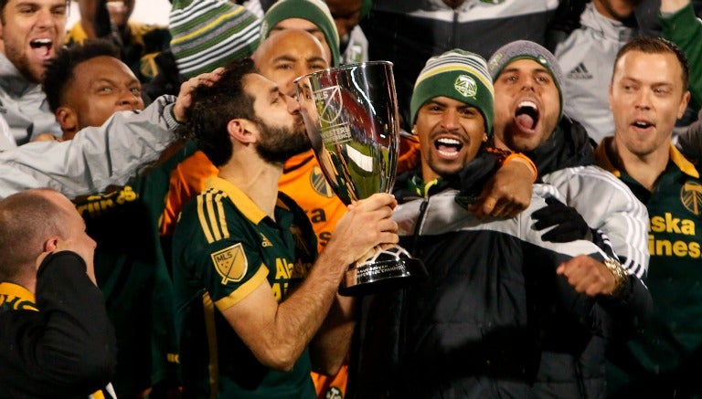 Diego Valeri levantando el trofeo de Campeón