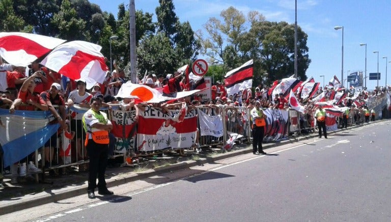 Seguidores de River Plater despidiendo a su escuadra