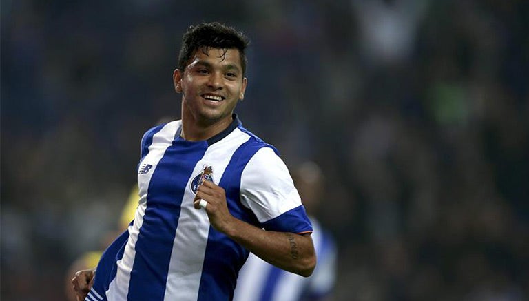 Tecatito Corona festeja un gol con Porto