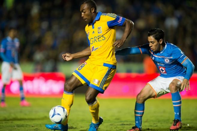 Joffre Guerrón con Tigres jugando contra Cruz Azul