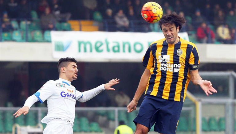 Luca Toni remata de cabeza en partido del Hellas