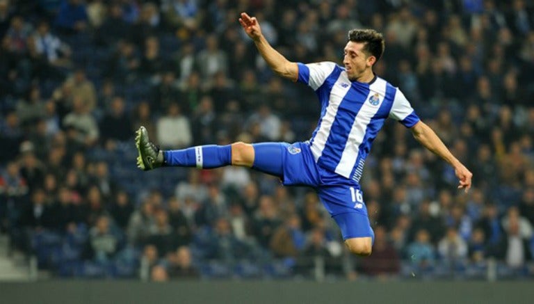 Héctor Herrera festeja un gol con el Porto