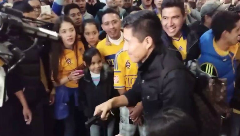 Osorio junto a la afición de Tigres