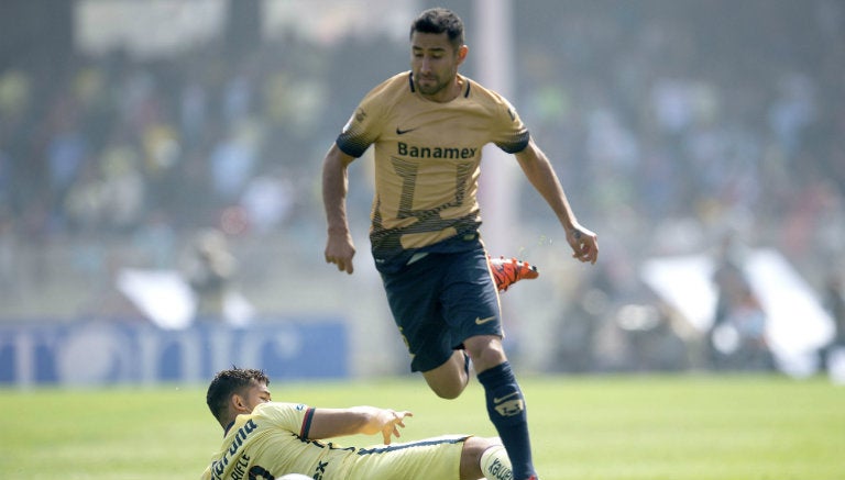 Luis Fuentes conduce el balón ante barrida de Oribe 