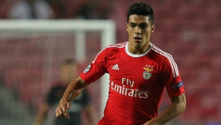 Raúl Jiménez, durante un partido del Benfica