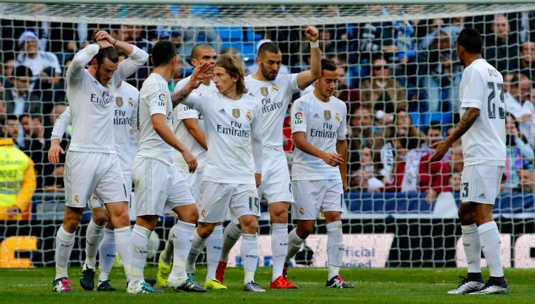 Jugadores del Real Madrid celebrando una anotación de Benzema