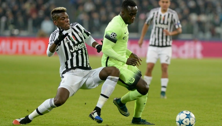 Paul Pogba peleando el esférico con Sagna en Champions League