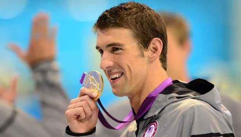 Michael Phelps con una medalla de Oro