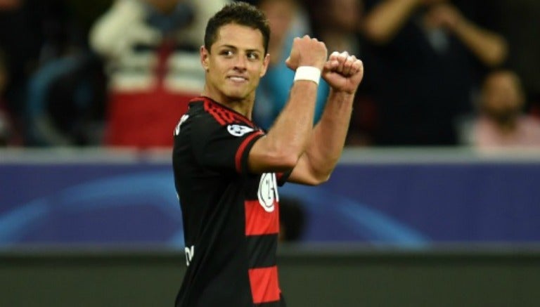 Chicharito celebra un gol con Bayer Leverkusen