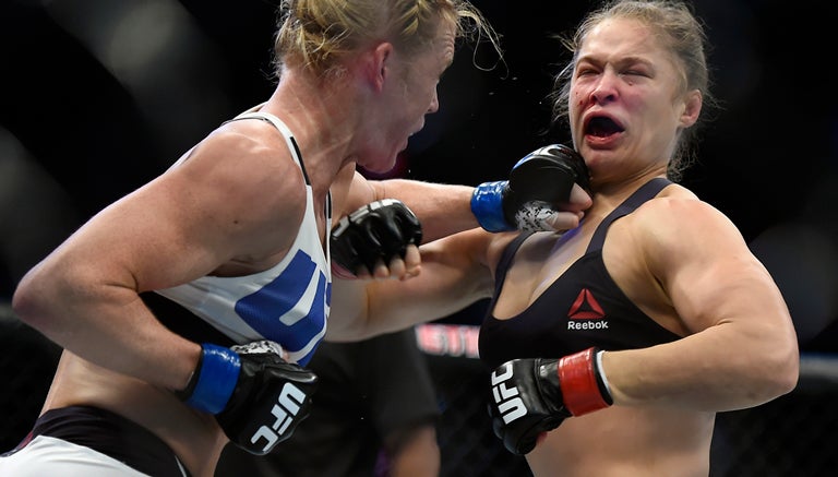 Holly Holm lanza un golpe al rostro de Ronda Rousey