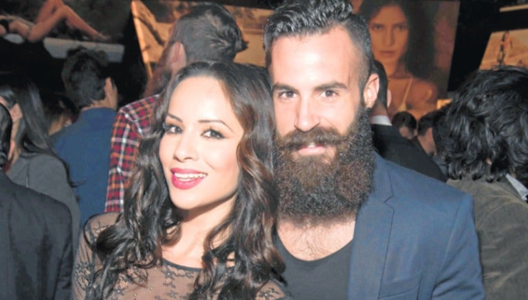 Marc Crosas y su pareja Melinna Elizondo en una fiesta