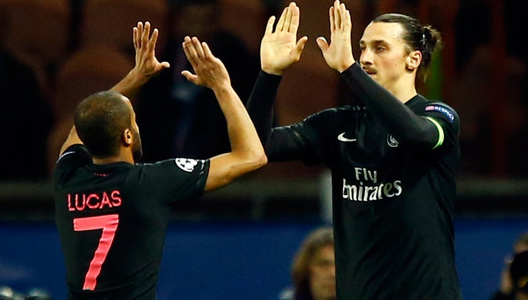 Zlatan celebra su gol con Lucas Moura