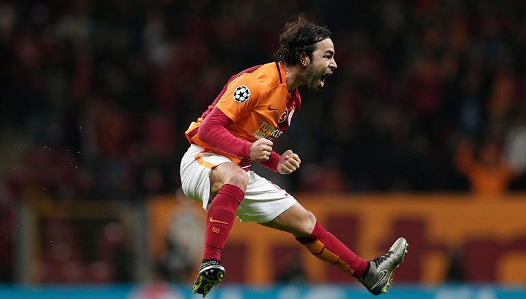 Selcuk Inan celebra su gol con Galatasaray 