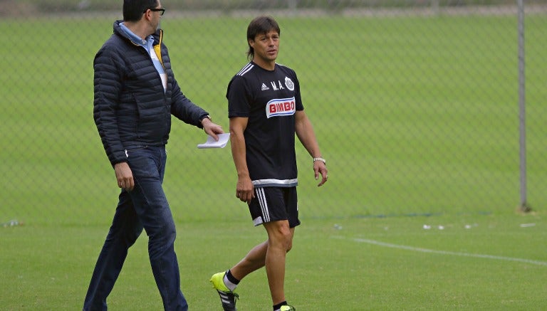 Matías Almeyda observando el entrenamiento en Verde Valle