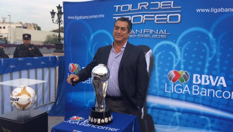 El Bronco junto al trofeo de la Liga MX