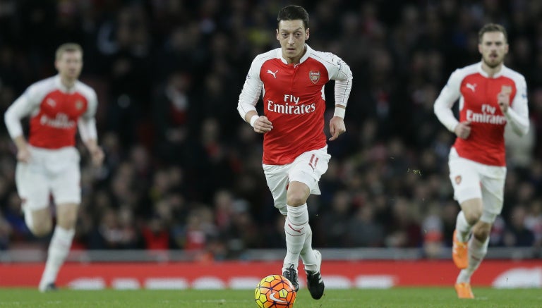 Özil corre por el esférico en juego del Arsenal