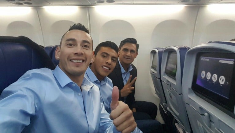 Jugadores de América se toman selfie en el avión