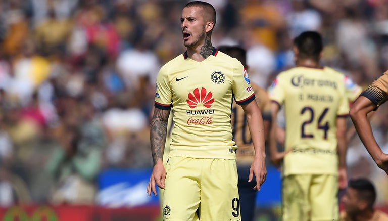 Darío Benedetto durante el duelo contra Pumas