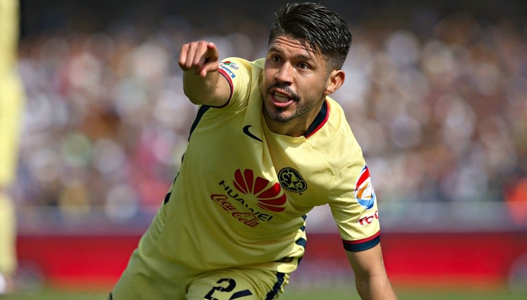 Oribe Peralta, en un partido del América