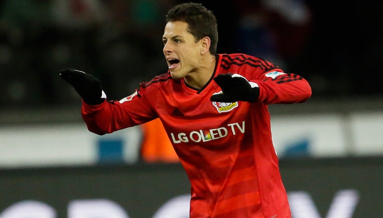 Chicharito reclama durante un partido del Leverkusen