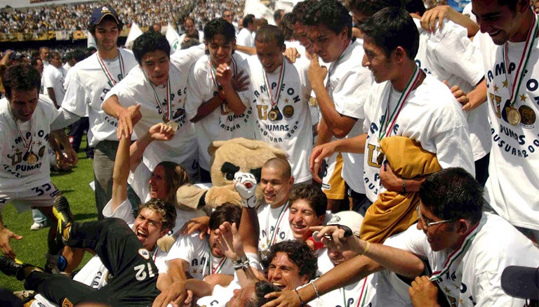 Pumas festeja su primer título del siglo en 2004