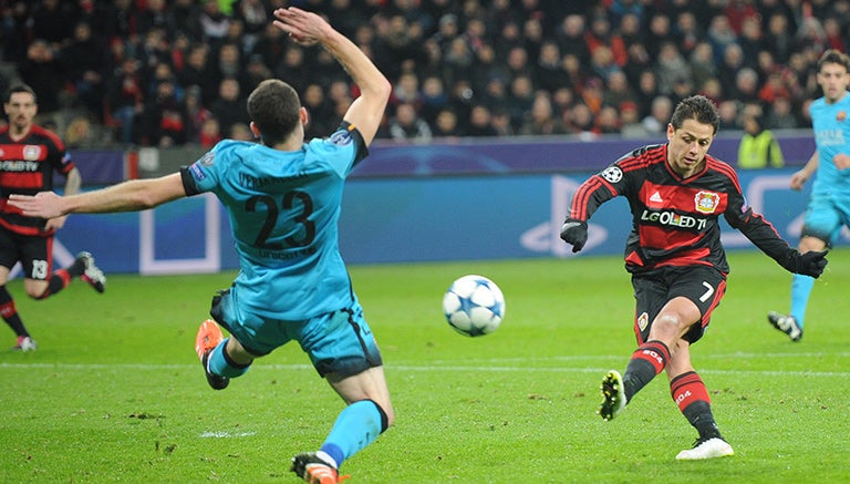 Momento en que Chicharito remata para clavar el balón en el fondo de las redes