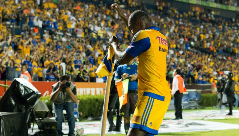 Joffre Guerrón festeja un gol con Tigres