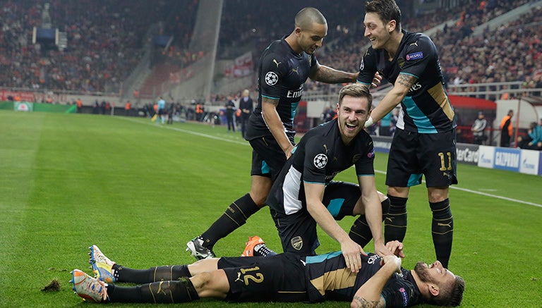 Jugadores del Arsenal festejan tras el gol de Giroud