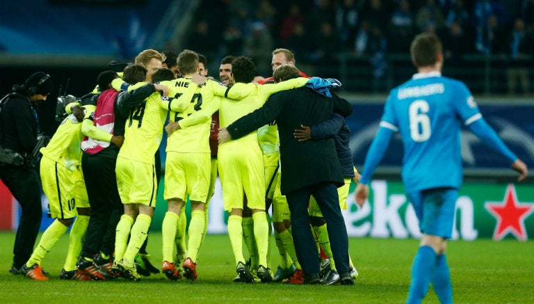 Jugadores del Gent celebran el pase a Octavos de Final 