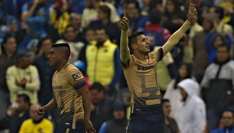 Ismael Sosa festeja un gol con Pumas