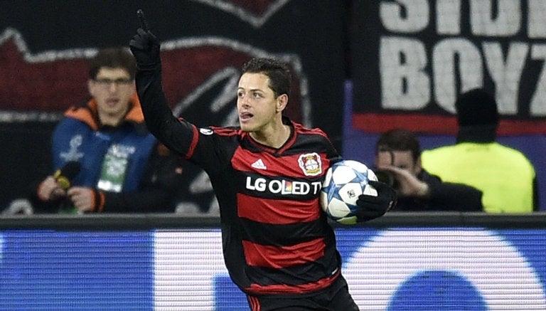 Chicharito celebra el gol que le marcó al Barcelona