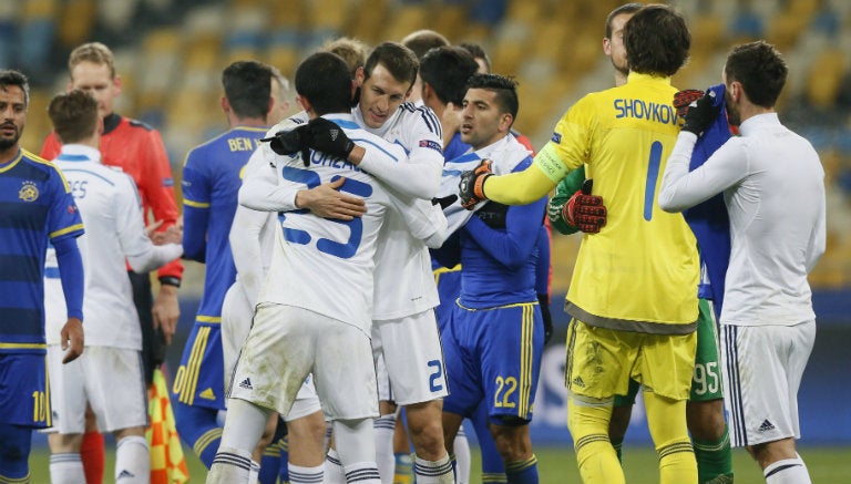 Jugadores del Dinamo de Kiev se abrazan tras el triunfo