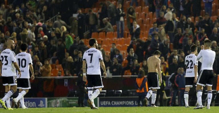 Jugadores del Valencia salen del campo