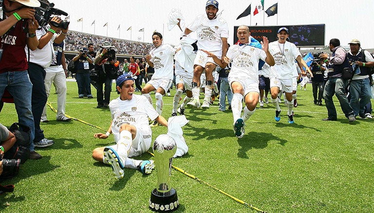 Los Pumas, festejando uno de sus siete títulos