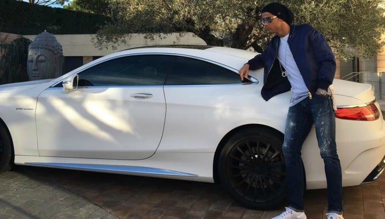 CR7 presume su carro en las redes sociales